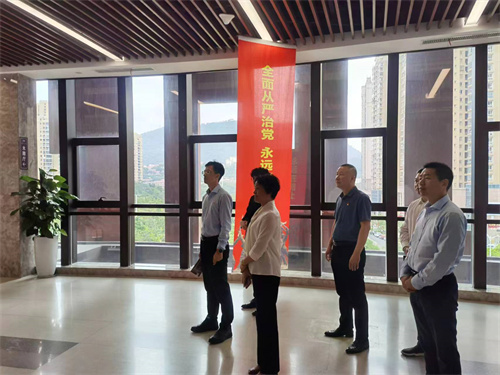 2、参观《信仰的力量--中国共产党人的家国情怀》《从一大到二十大—中国共产党全国代表大会主题展》《抓铁有痕铸党魂—中国共产党早期纪律建设史料展》等主题展馆。拍摄人：冯伟.jpg