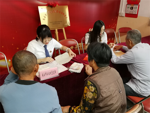 南安市公证工作人员现场为3名侨界群众提供公证咨询服务，耐心解答问题，并进行业务办理 黄顺毅摄.jpg