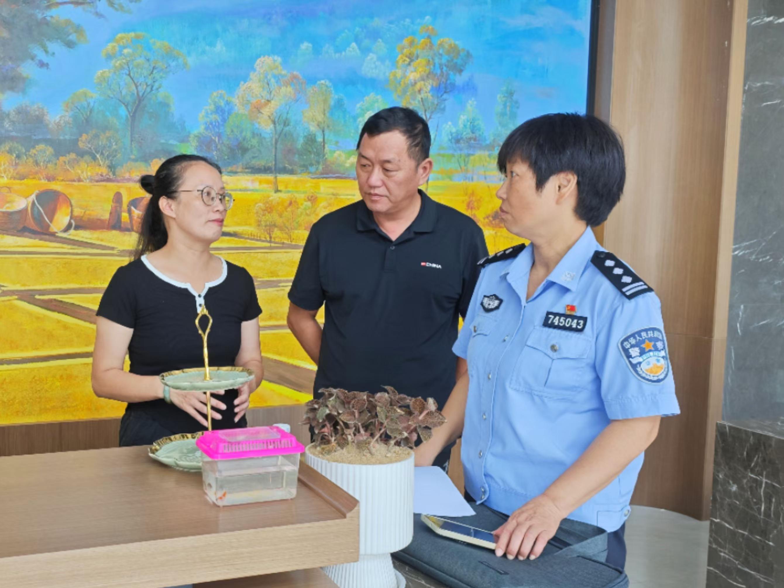 县公安局出入境管理大队给明晶研学基地前台讲解境外人员住宿登记业务知识 文秦.jpg