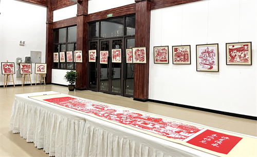 纪念陈嘉庚先生诞辰150周年剪纸展。 金素清 摄1.jpg