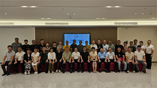 侨商会会员与领导嘉宾合影 陈韵摄.jpg