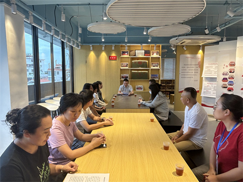 召开座谈会.jpg 召开座谈会.jpg