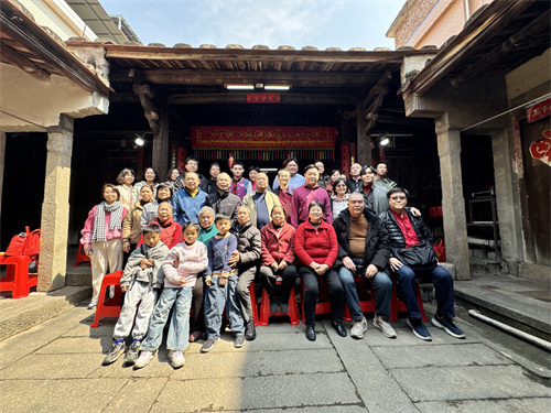 图1 马来西亚寻亲华人与宗亲合照.jpg