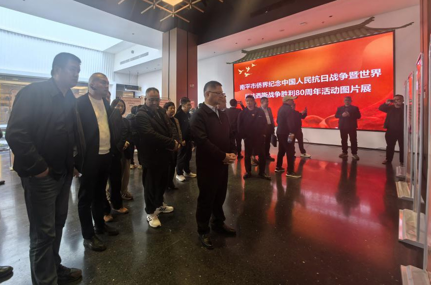 参观中国人民抗日战争暨世界反法西斯战争胜利80周年图片展 吴丹摄.jpg
