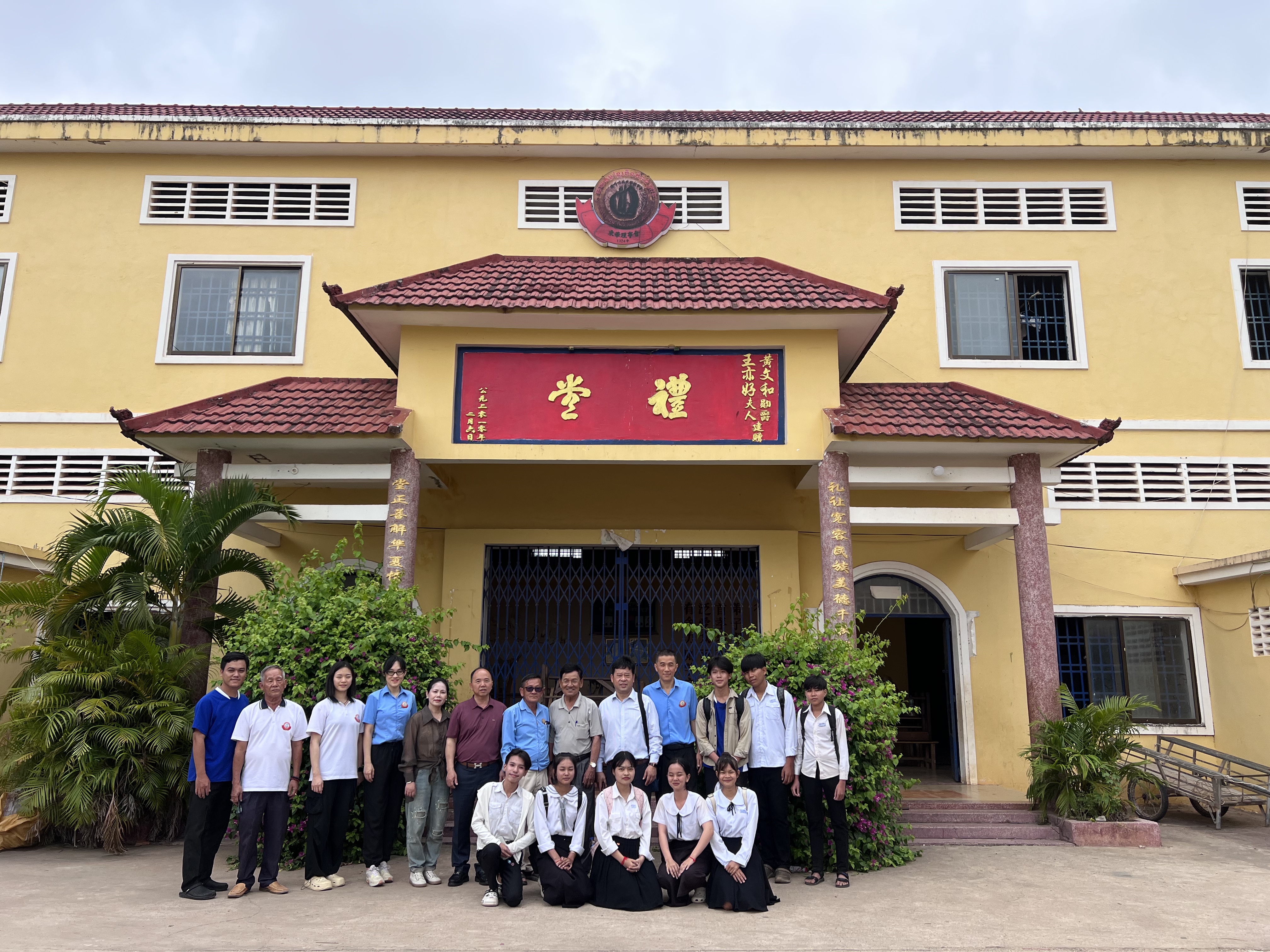 走访华校 照片由柬埔寨贡布省逢咋叻觉群学校提供.jpg