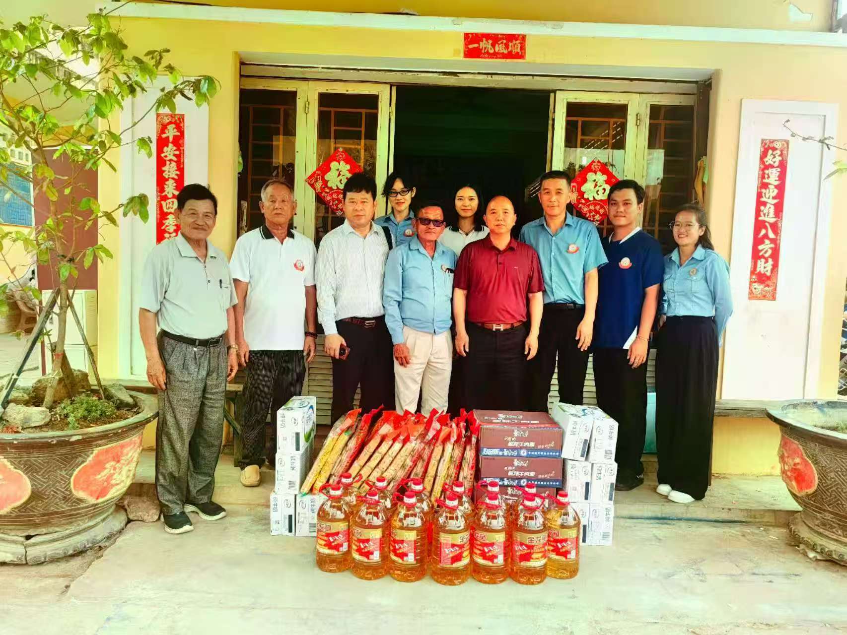 慰问外派教师 照片由柬埔寨贡布省逢咋叻觉群学校提供.jpg