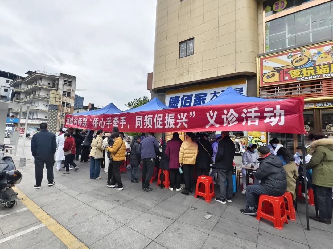 义诊活动现场 黄文斌摄.jpg
