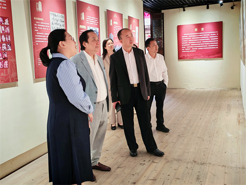 参观福建华侨主题馆主题展览.jpg