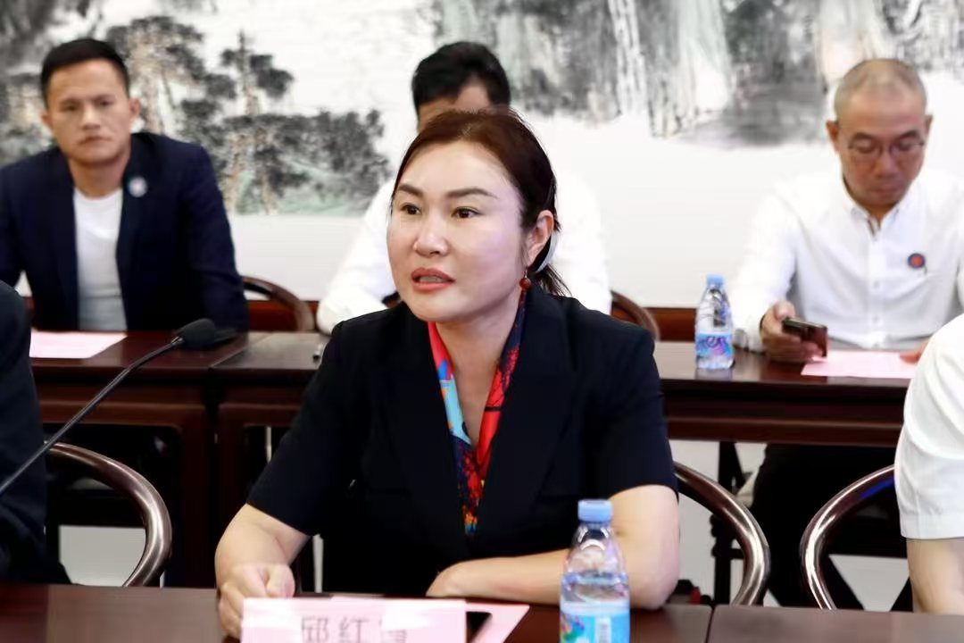 东盟福建社团联合总会理事、老挝福建商会秘书长邱红霞（邵武籍华侨）.jpg