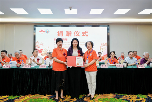 中国华侨历史博物馆副馆长雷霆接受捐赠.jpg