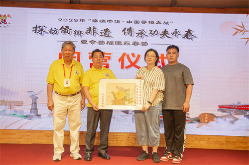 闭营仪式，互赠纪念品.jpg