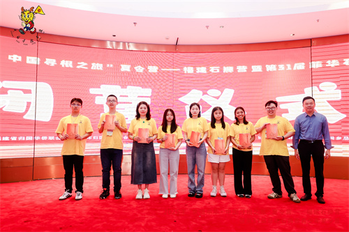 石狮市关工委常务副主任许新新为营员赠送《石狮爱国华侨故事》一书.jpg
