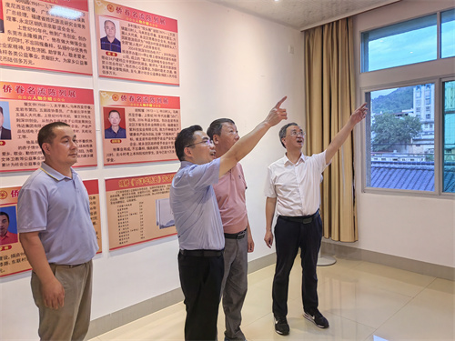 图1：调研组一行在永定区下洋镇侨联调研。龙岩市侨联黄小花摄.jpg