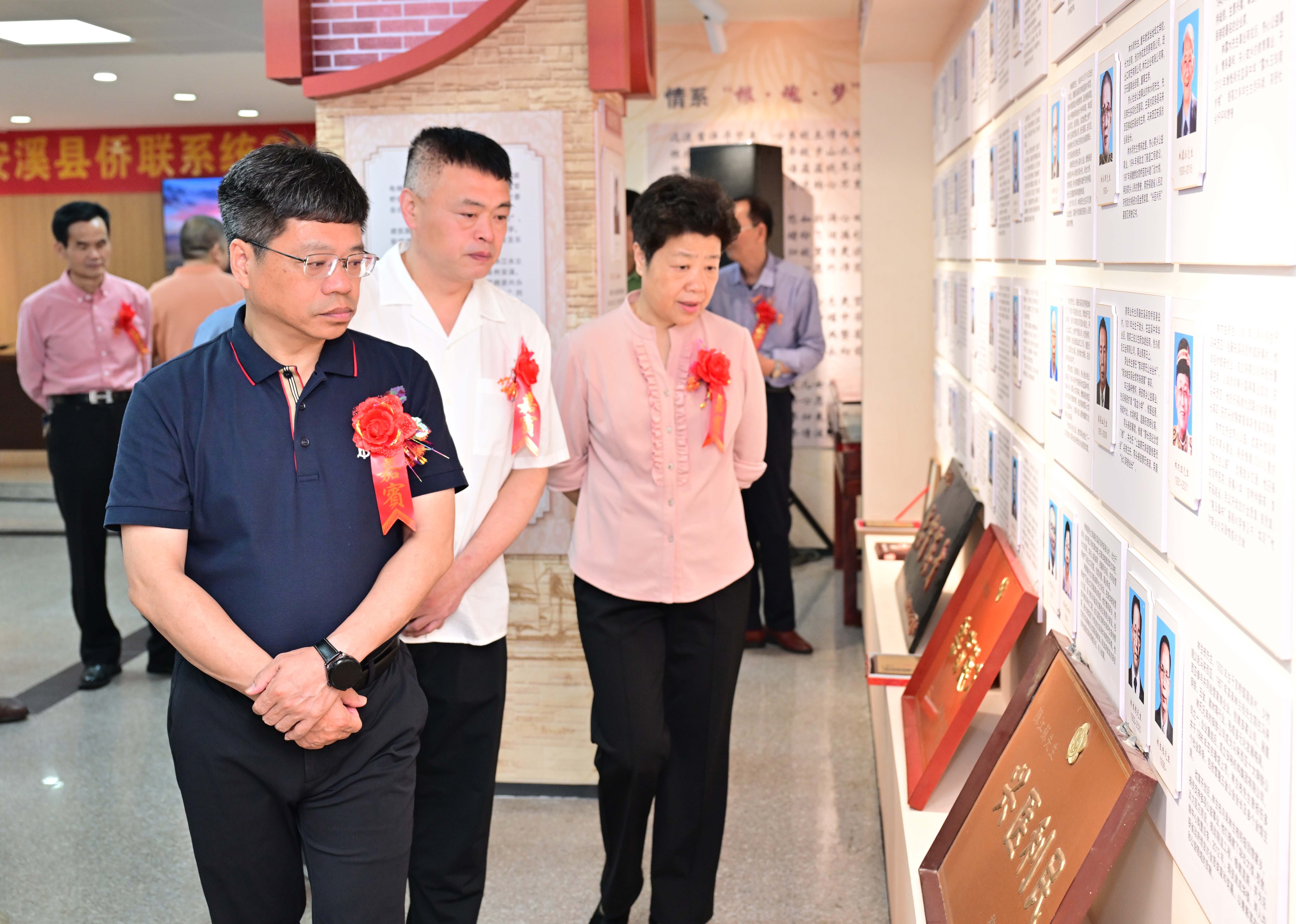 图4:参观官桥侨史馆.jpg 图4:参观官桥侨史馆.jpg