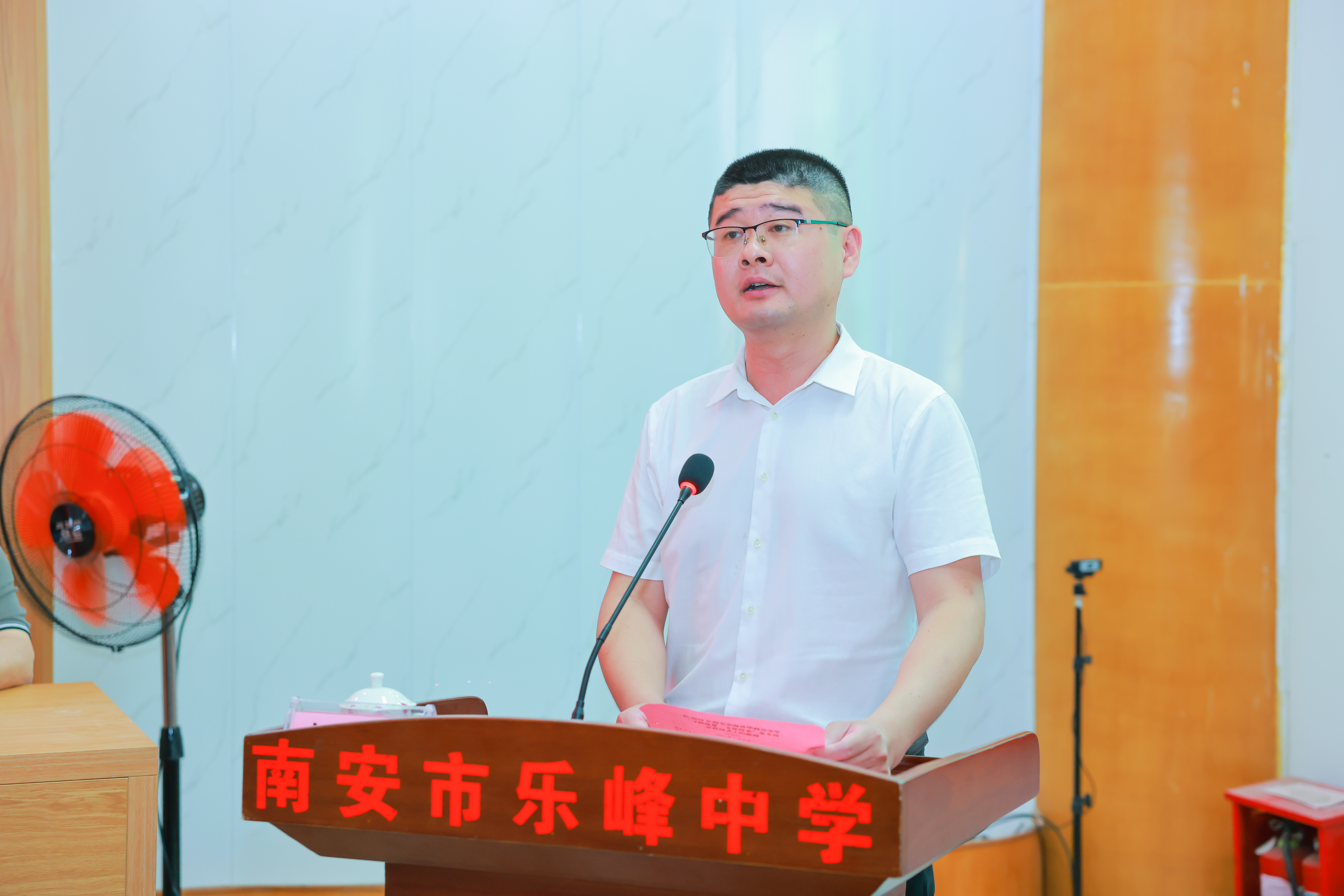 图二 乐峰镇镇长许柏松致辞.jpg 图二 乐峰镇镇长许柏松致辞.jpg