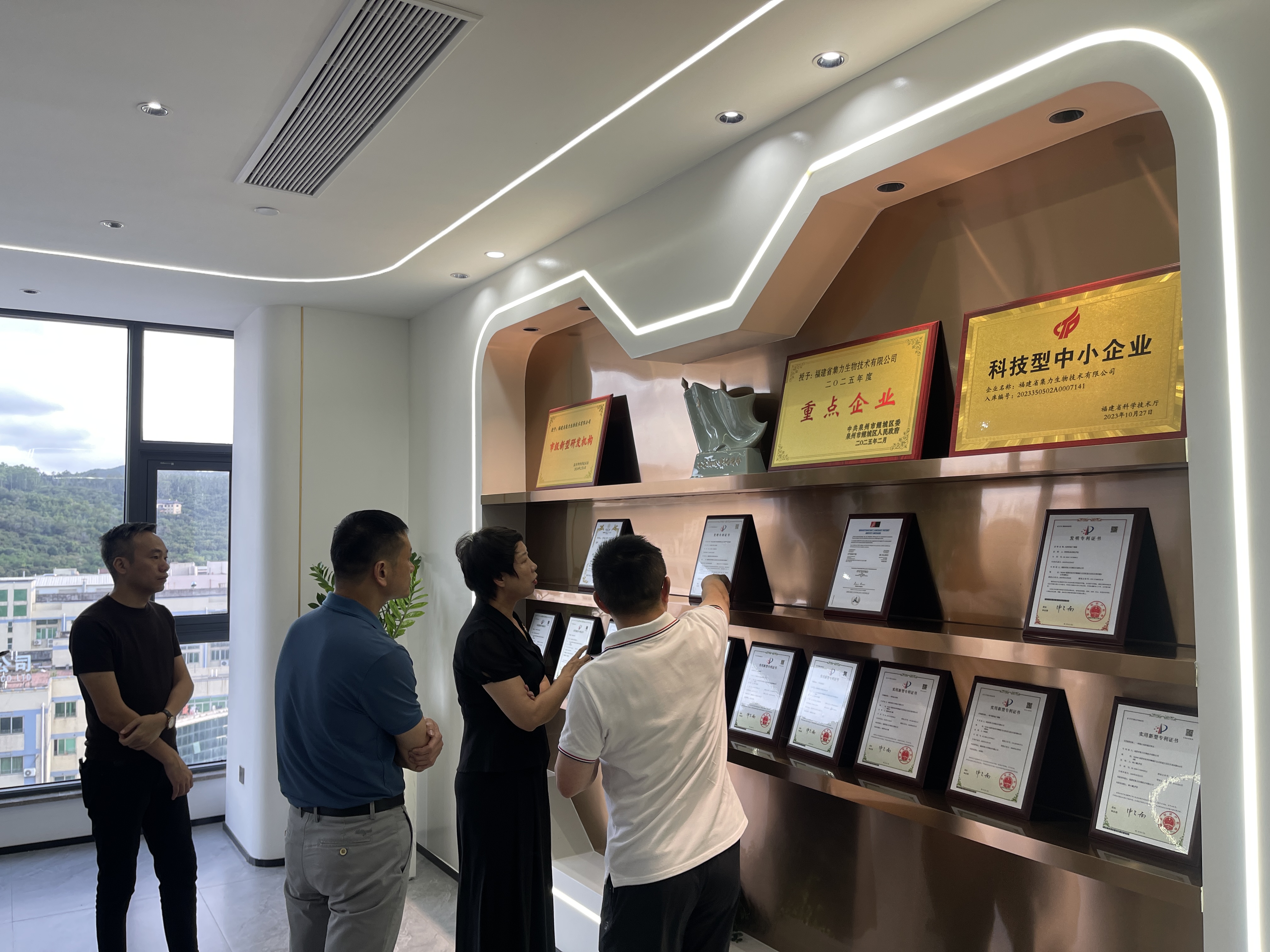 图片2 参观荣誉墙.jpg 图片2 参观荣誉墙.jpg