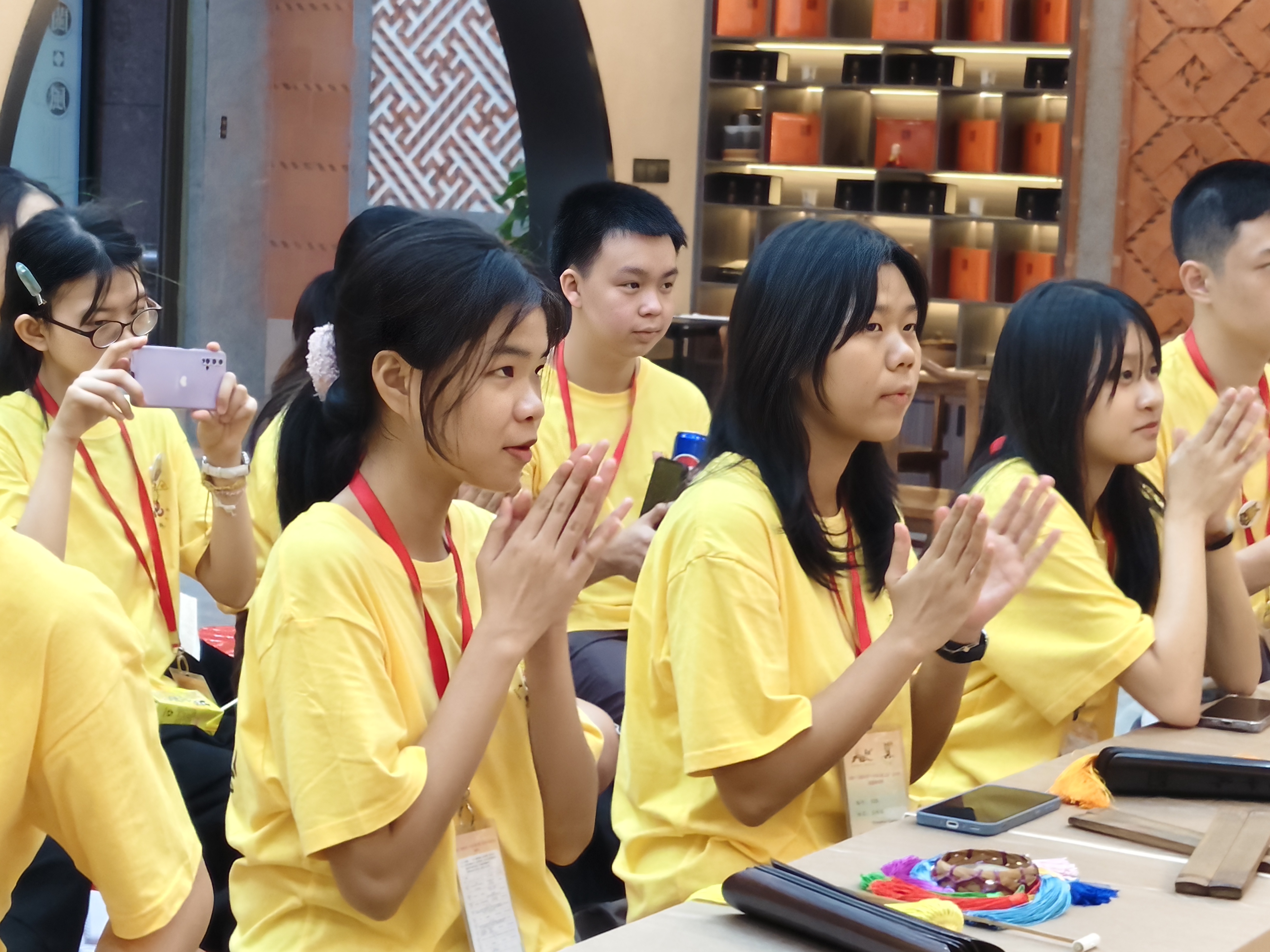 图三 观赏南音表演2(林菲敏摄).jpg 图三 观赏南音表演2(林菲敏摄).jpg