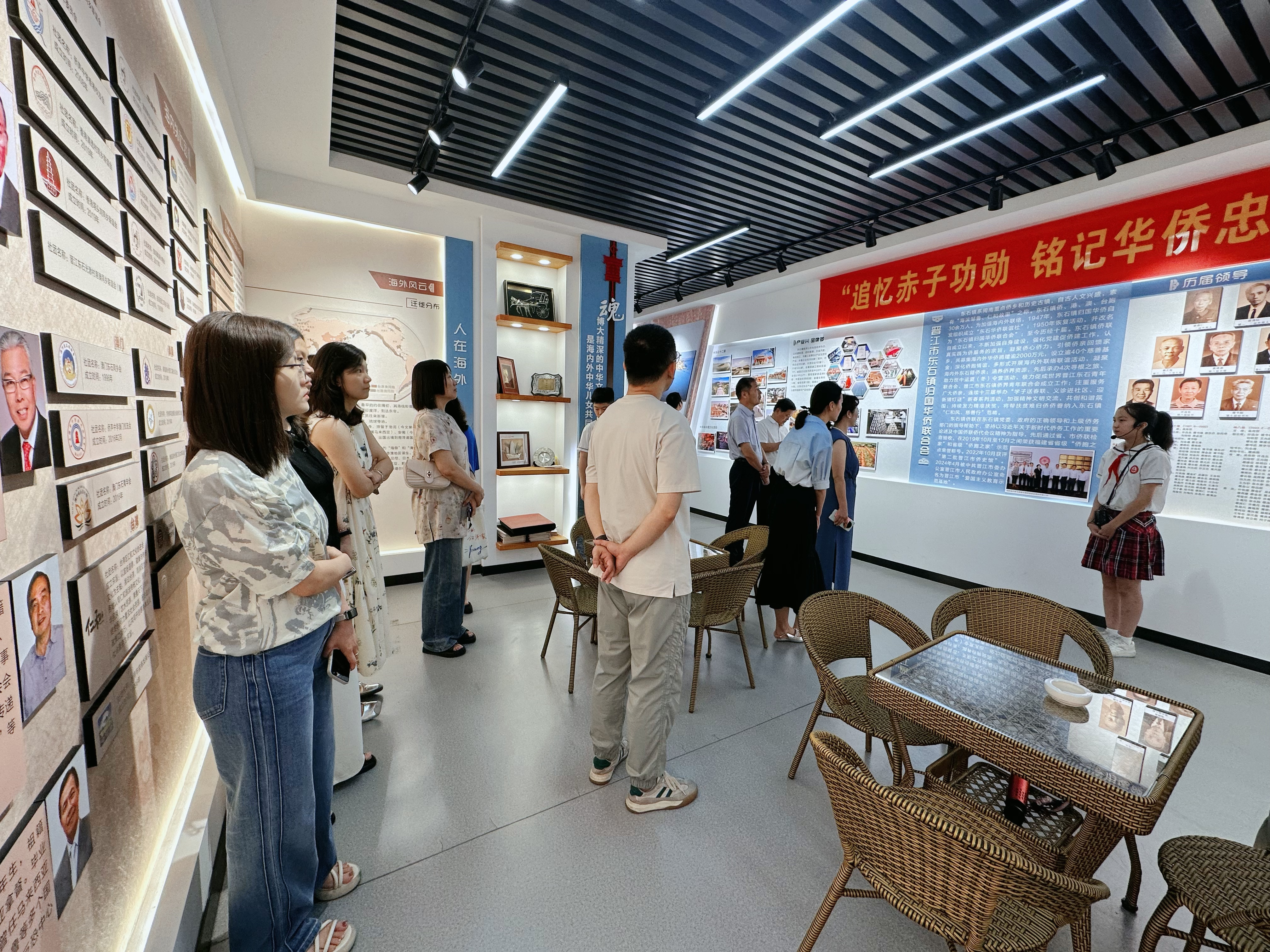 图片三:参观东石镇侨史馆.png 图片三:参观东石镇侨史馆.png