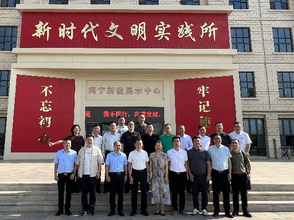 参观闽宁镇新貌展示中心_副本.jpg