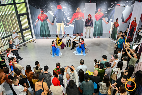 杨秋兰团队在展览现场演奏南音.jpg