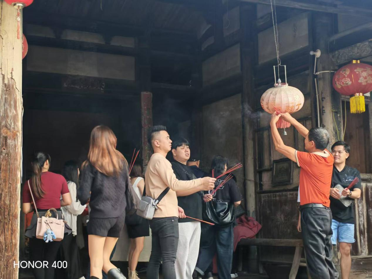 图5:马来西亚李福明兄弟携家族三代共16人返乡祭祖.png 图5:马来西亚李福明兄弟携家族三代共16人返乡祭祖.png
