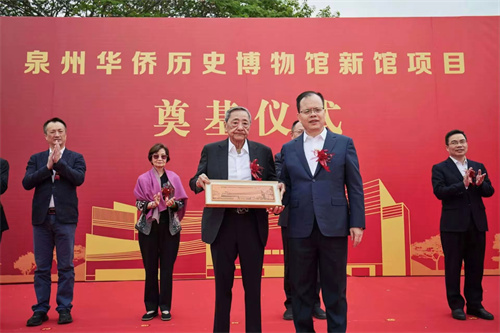 图4 市政府市长蔡战胜向陈祖昌先生赠送捐资纪念品.jpg 图4 市政府市长蔡战胜向陈祖昌先生赠送捐资纪念品.jpg