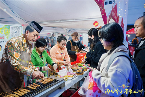 香气四溢的摊位前人头攒动.jpg 香气四溢的摊位前人头攒动.jpg