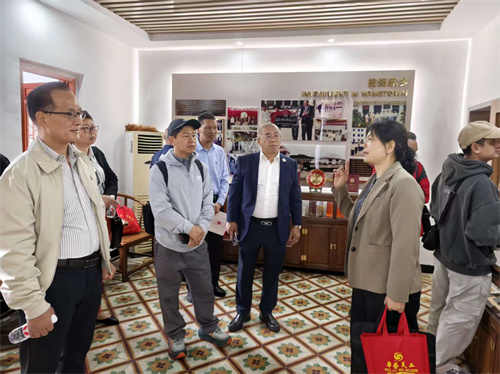 2、参观考察惠中侨心馆.jpg 2、参观考察惠中侨心馆.jpg
