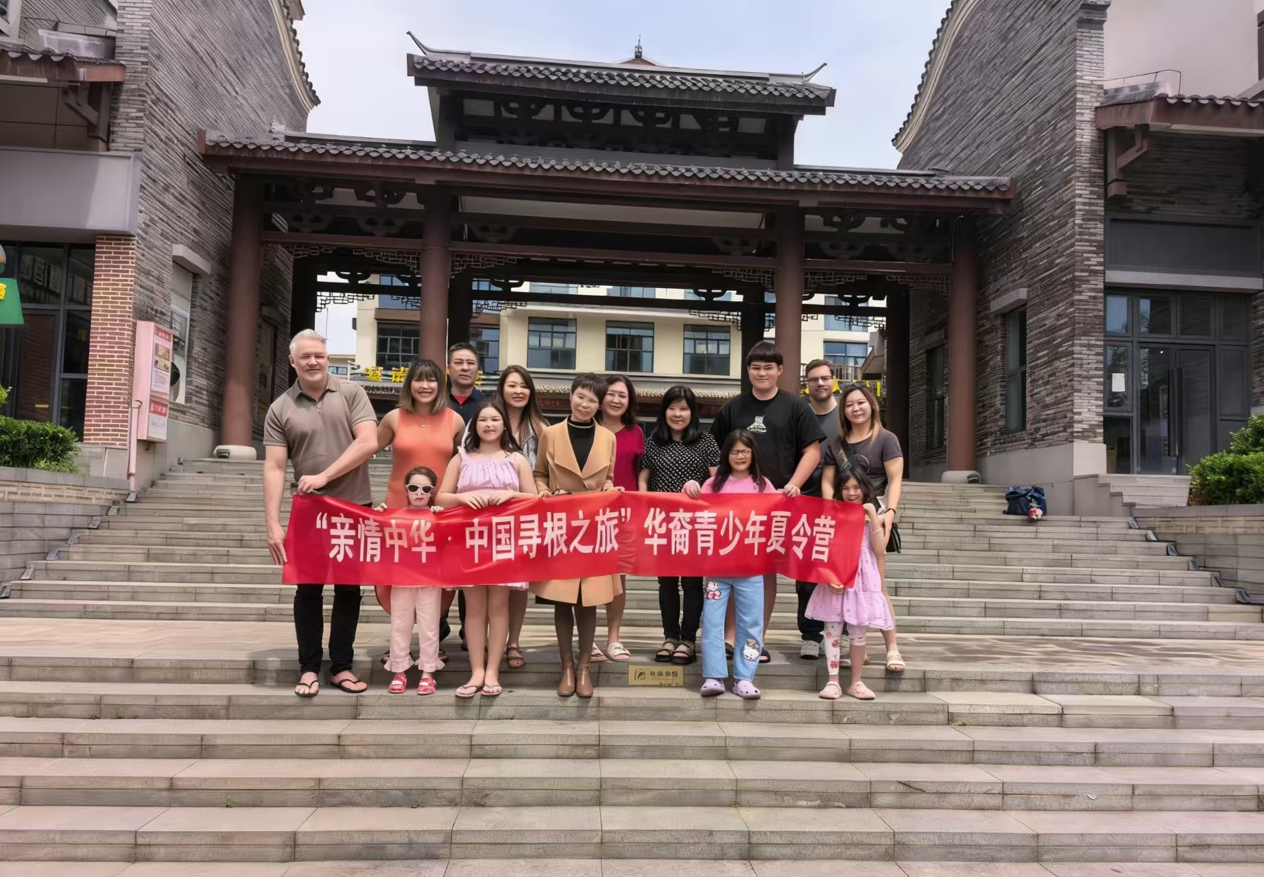 市侨联副主席陪同华裔青少年参观武夷山水城.jpg 市侨联副主席陪同华裔青少年参观武夷山水城.jpg