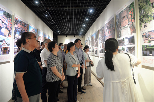 参观图片展.jpg 参观图片展.jpg