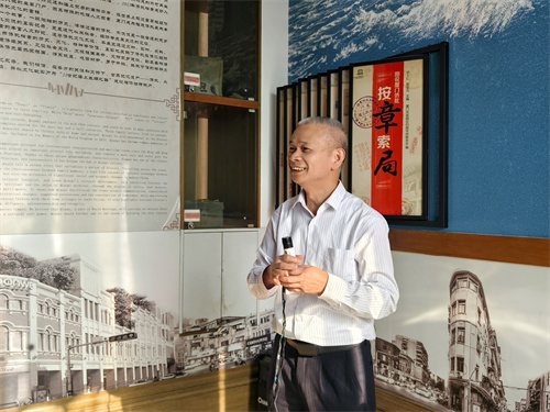 知名侨批收藏与研究者黄清海讲解展品.jpg 知名侨批收藏与研究者黄清海讲解展品.jpg